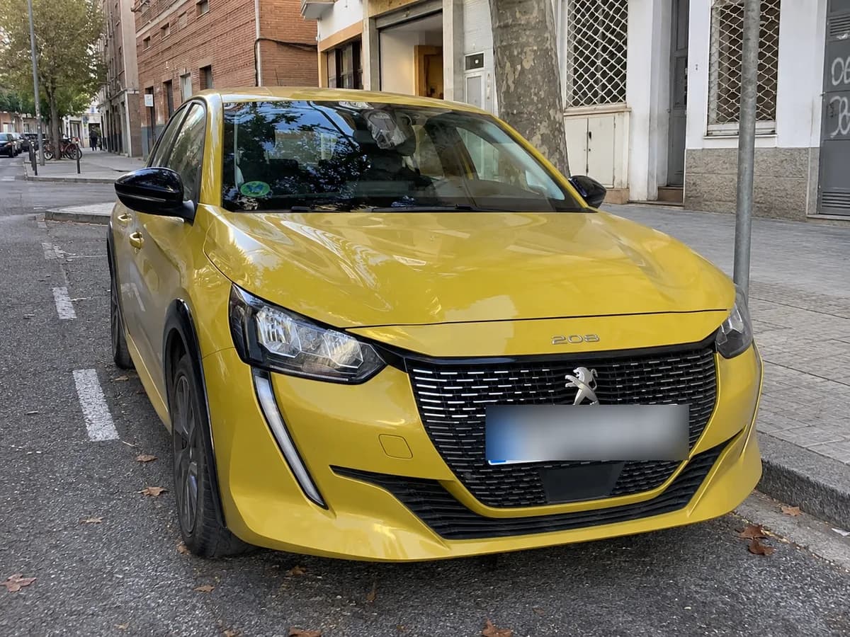 Peugeot 208 amarelo