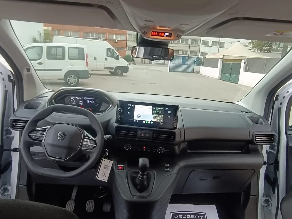 Peugeot Rifter — painel, volante e ecrã central