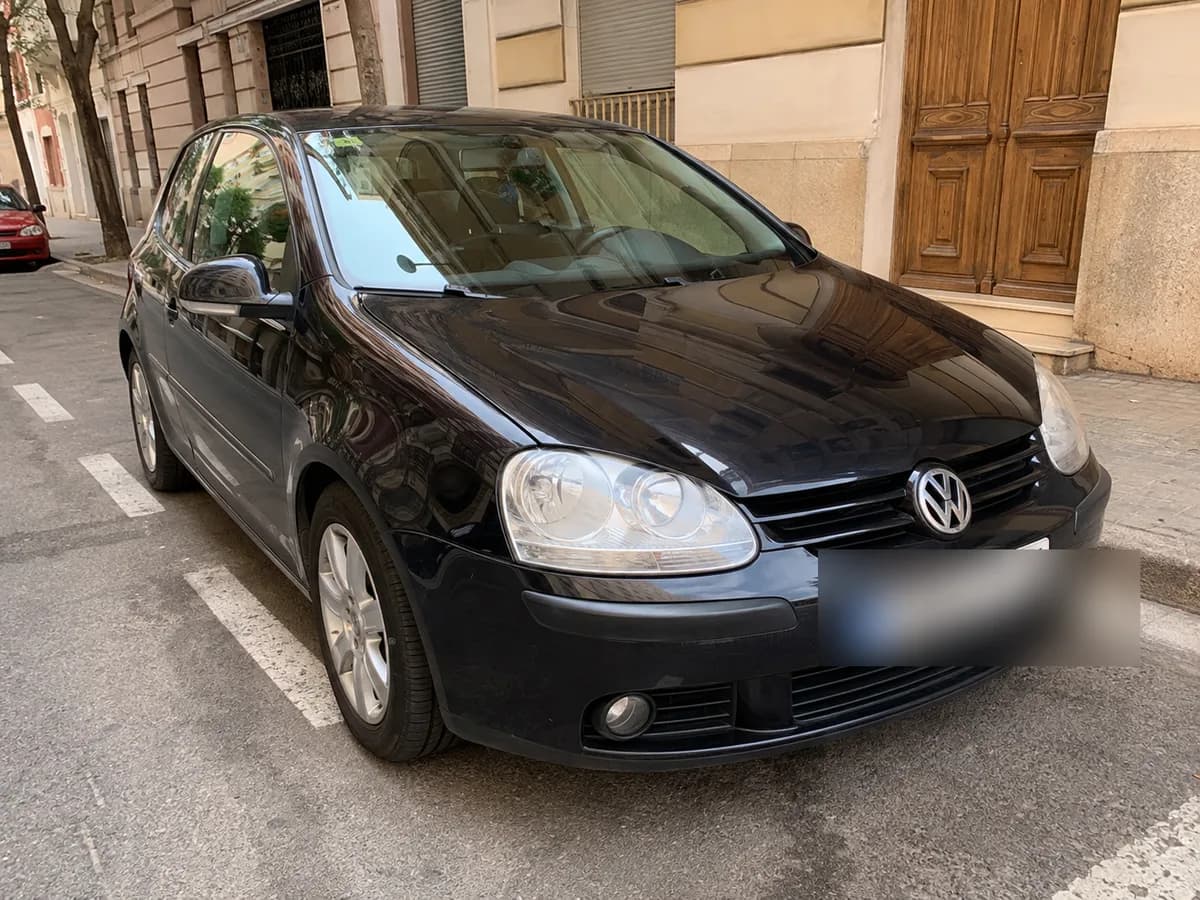 Volkswagen Golf preto